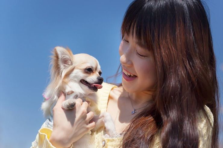 笑顔の女性と犬