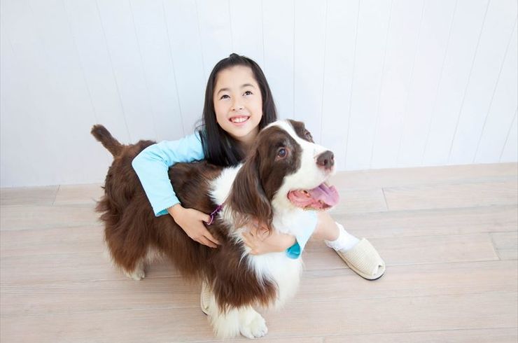 女の子と犬